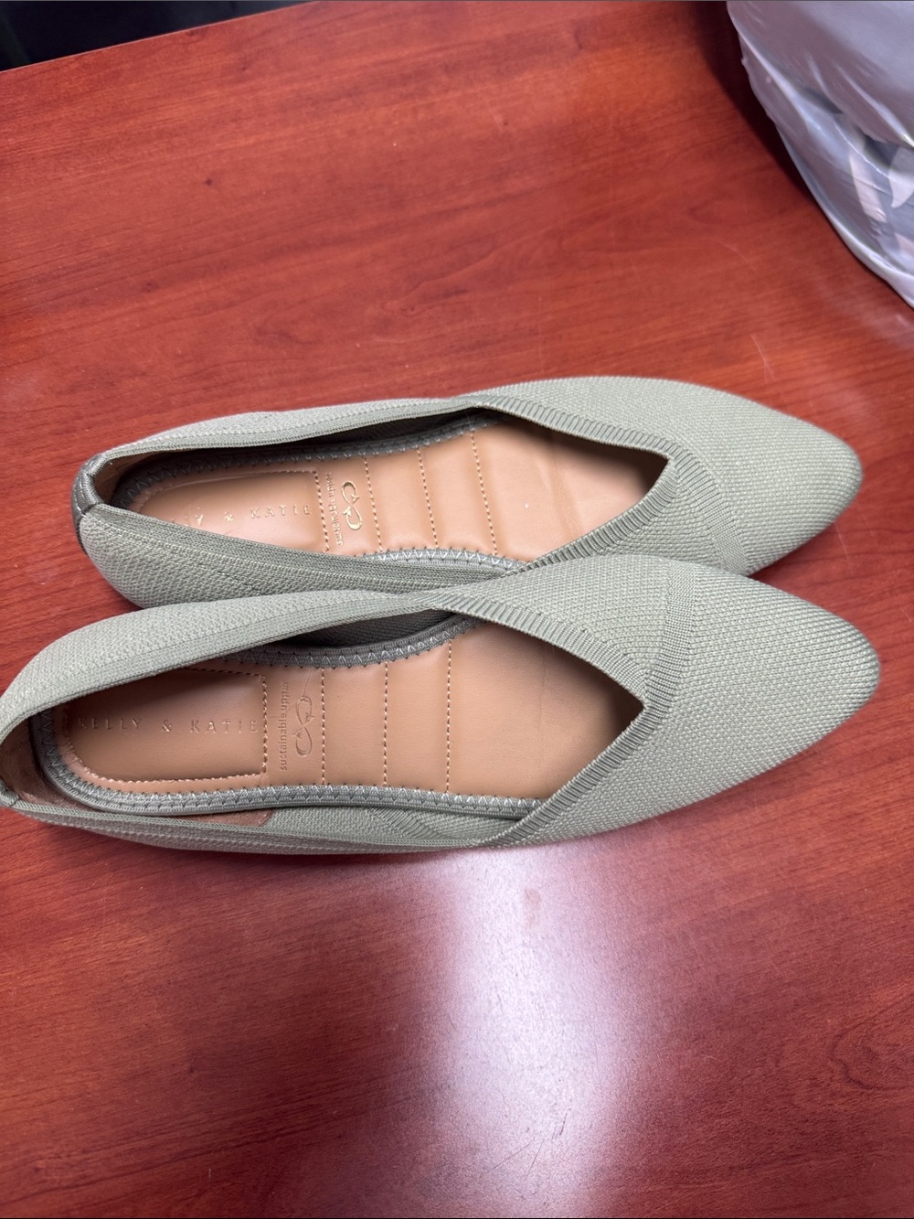 Kelly and Katie flats size 7 // 070340